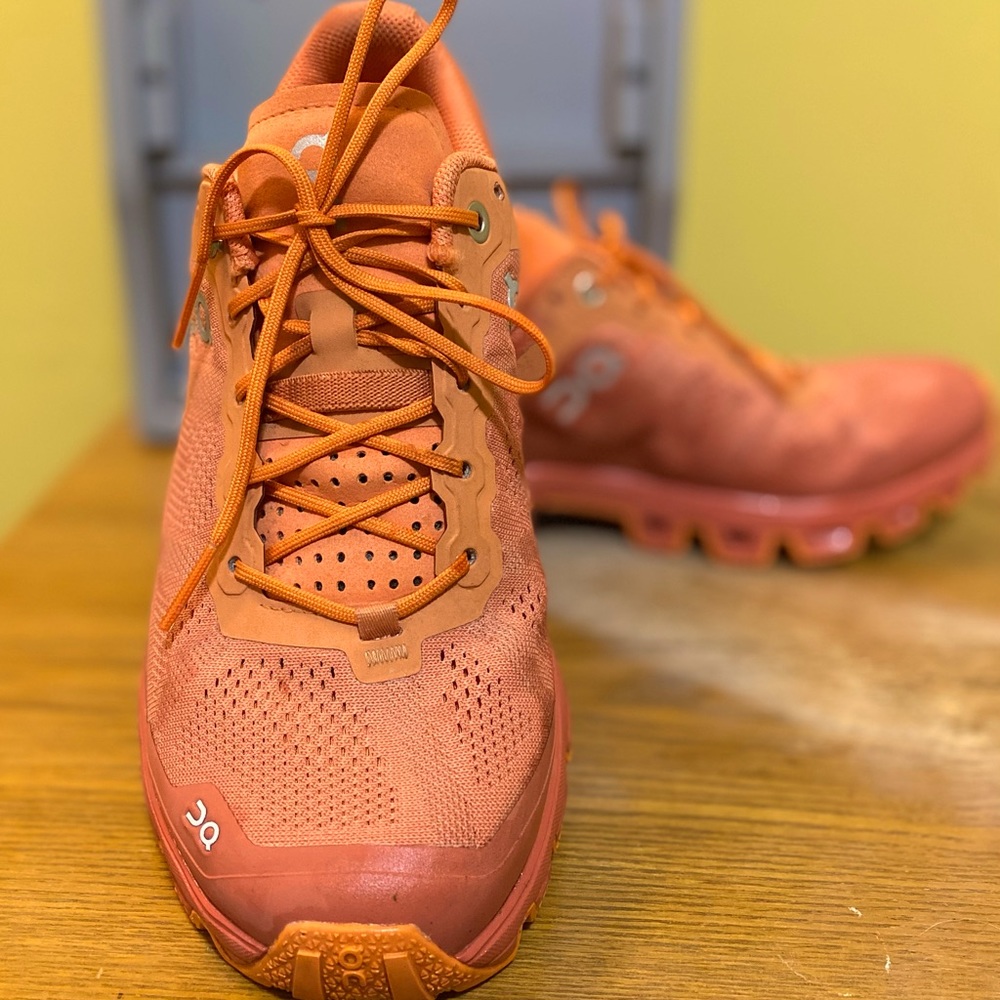 On Cloudventure orange size 7 women’s running shoe